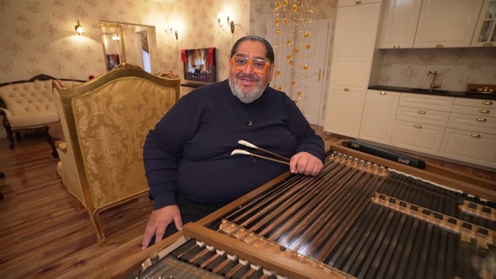 Bez servítky, Ernest Šarközi